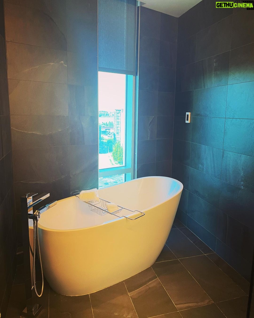 Jennifer Robertson Instagram - Far from your typical airport hotel. @bruno.yvr THIS burrata salad. @versantehotel THIS tub. The only thing that would have topped this would have been if I ate this salad whilst IN this bath. Bath Salad? Could that be a thing? Kindest staff, lovely experience π