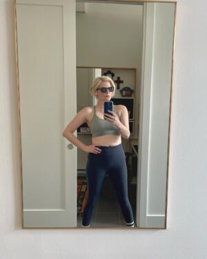 Jennifer Robertson Instagram - Unfiltered red faced, 50 year-old woman with a soft belly, under boob sweat, and tube socks. Now that I exercise for my mental and physical health instead of trying to be a certain size, I find so much joy in moving my body. It’s like a cute lil’ partnership between my brain and my body doing what we know is good for us. 😁