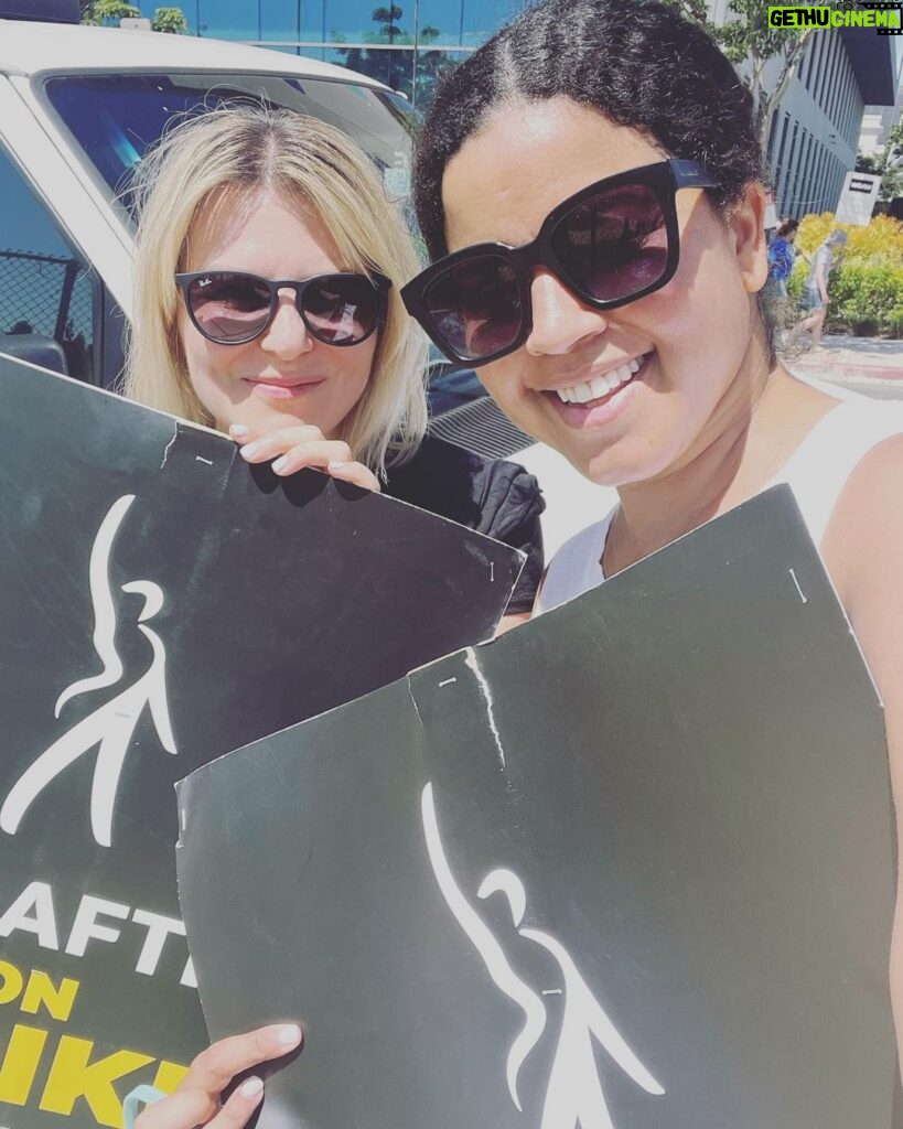 Jennifer Robertson Instagram - On the picket lines with good friend, IATSE member @somuchglitter Flying home tomorrow. It has been an honour to walk with you @sagaftra and @wgastrikeunite I will continue to send my support from Canada. Stay strong friends. ❤️ Netflix