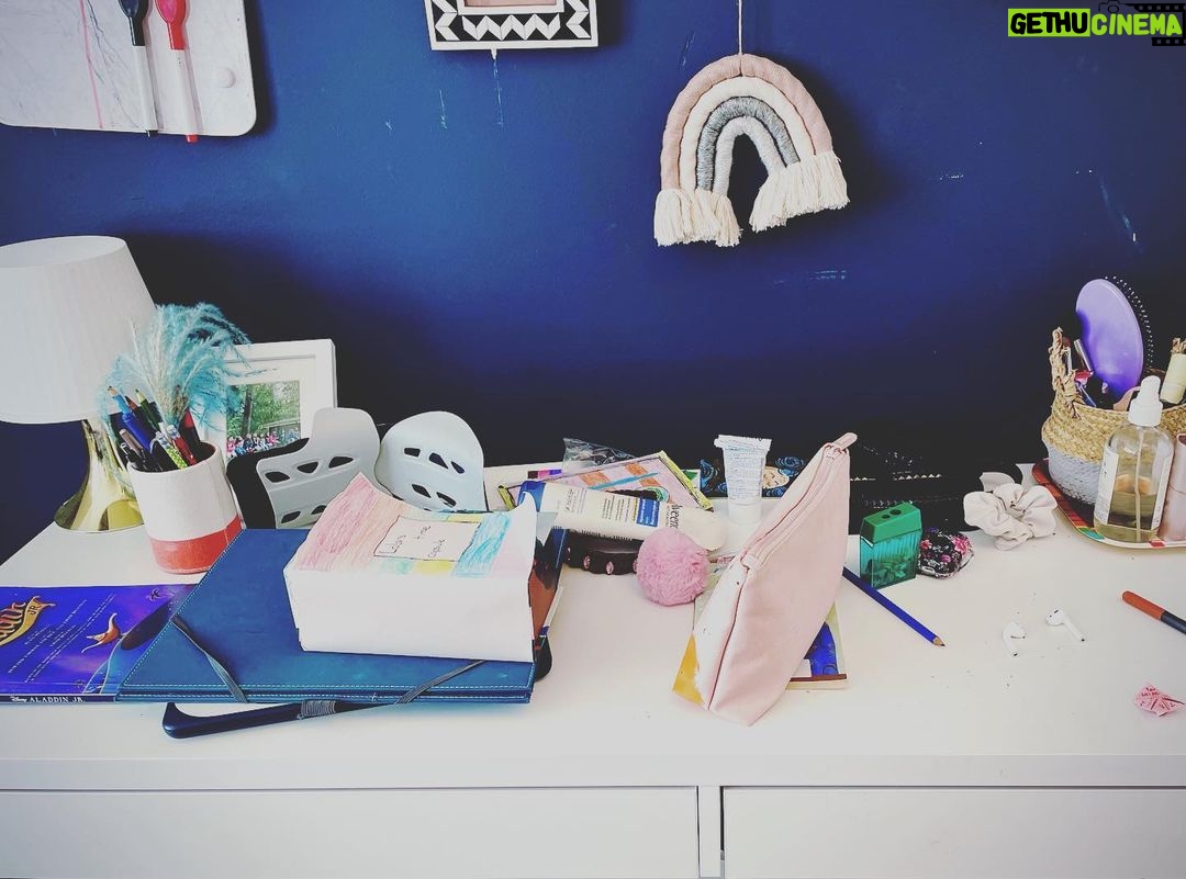 Jennifer Robertson Instagram - 11-year-old’s workspace. ❤️