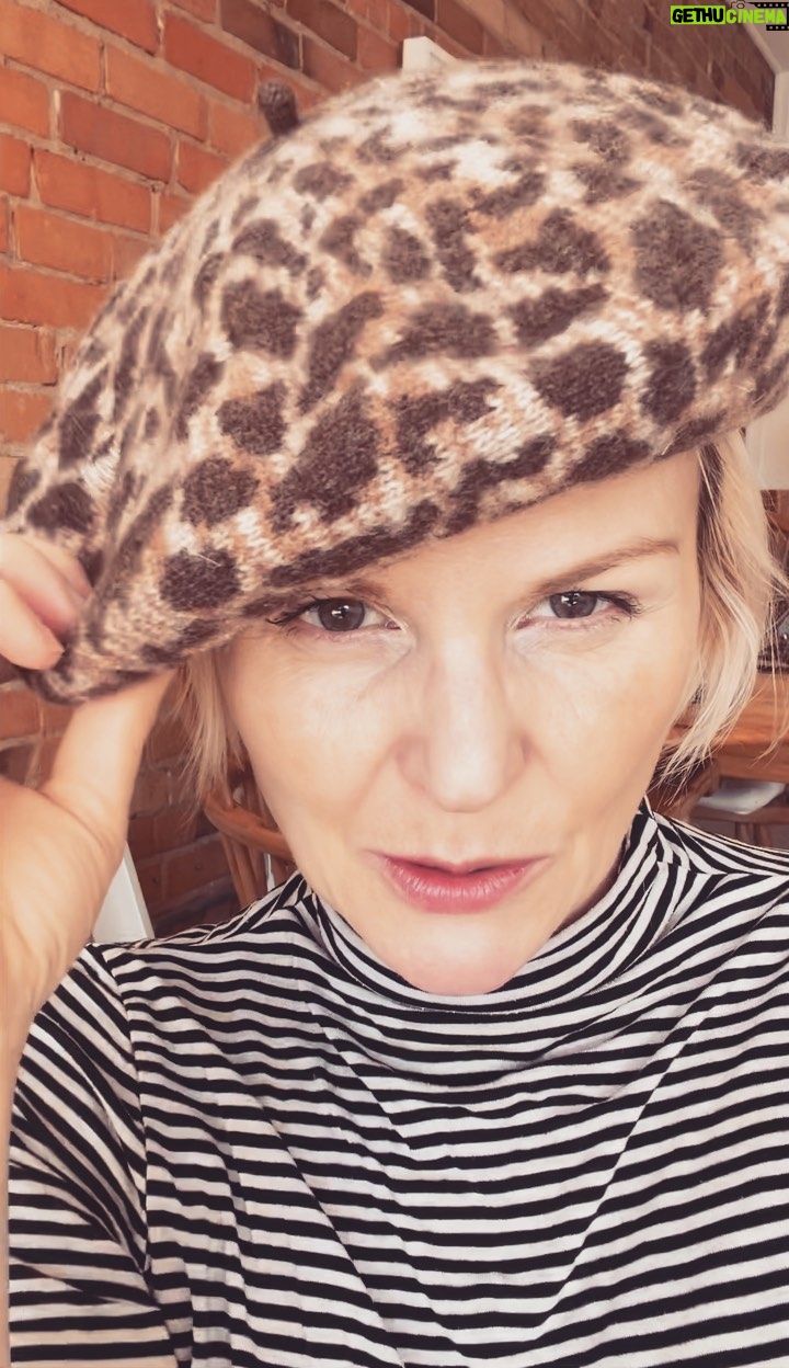 Jennifer Robertson Instagram - Hat S.O.S.