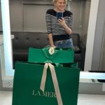 Jennifer Robertson Instagram - Just a gal at work on a chilly Monday, grinning from ear to ear because there’s a big green bag in my trailer. Thank u @lamer 💚