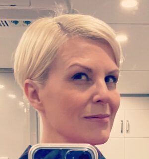 Jennifer Robertson Instagram - Game face. Season 2. Ginny and Georgia. #ginnyandgeorgia #netflix @erinpidgeon