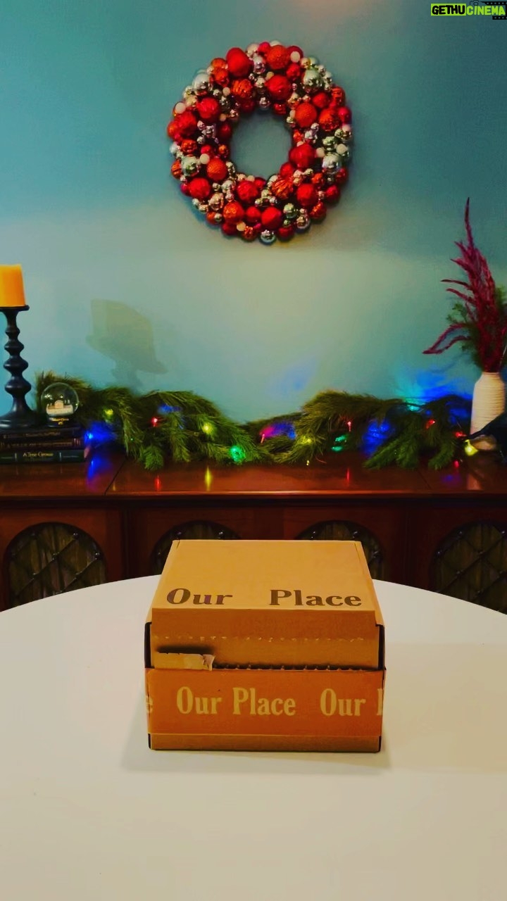 Jennifer Robertson Instagram - Still feels like Christmas over here. Thank you @ourplace for the beautiful glassware. ❤️