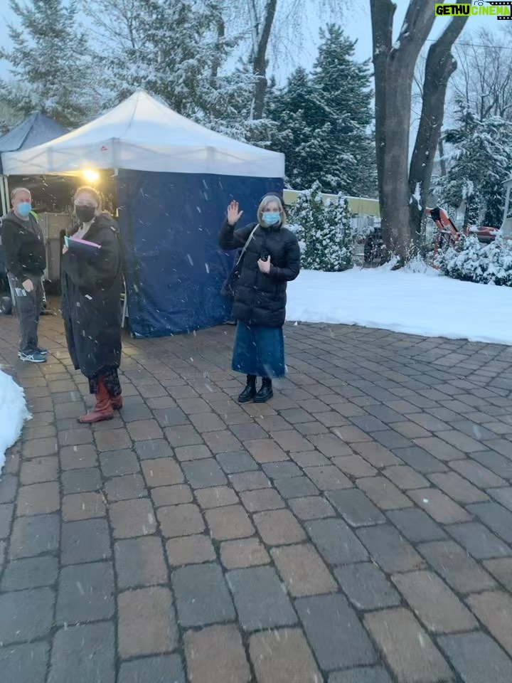 Jennifer Robertson Instagram - Short film “Terrarium on your Face” directed by @philemonchambers featuring me and my movie sister @melanie_leishman On location in Montreal shooting Single All the Way which drops TOMORROW on Netflix! #wearamask #safesets