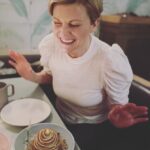 Jennifer Robertson Instagram – Full of gratitude today. ❤️ My life is full of amazing friends and family. Today I’m 50 and I’ve got a whole lot planned so hold onto your hats. 😉
pic courtesy of @danikindofficial