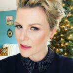 Jennifer Robertson Instagram – Sometimes there are little angels in the world who are willing to come to your house at 5am to doll you up for press junkets. Thank you SO much @fayesmithmakeup 😇
#singlealltheway 🏳️🌈 🎄🥰