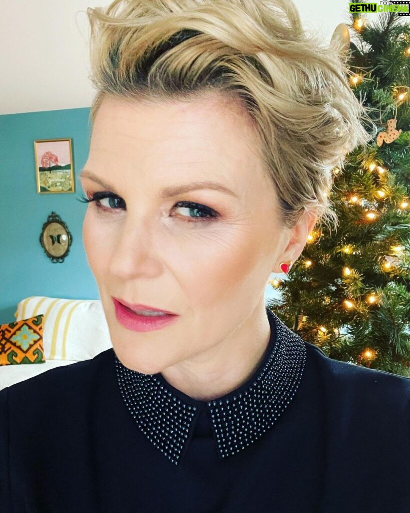 Jennifer Robertson Instagram - Sometimes there are little angels in the world who are willing to come to your house at 5am to doll you up for press junkets. Thank you SO much @fayesmithmakeup 😇 #singlealltheway 🏳️‍🌈 🎄🥰