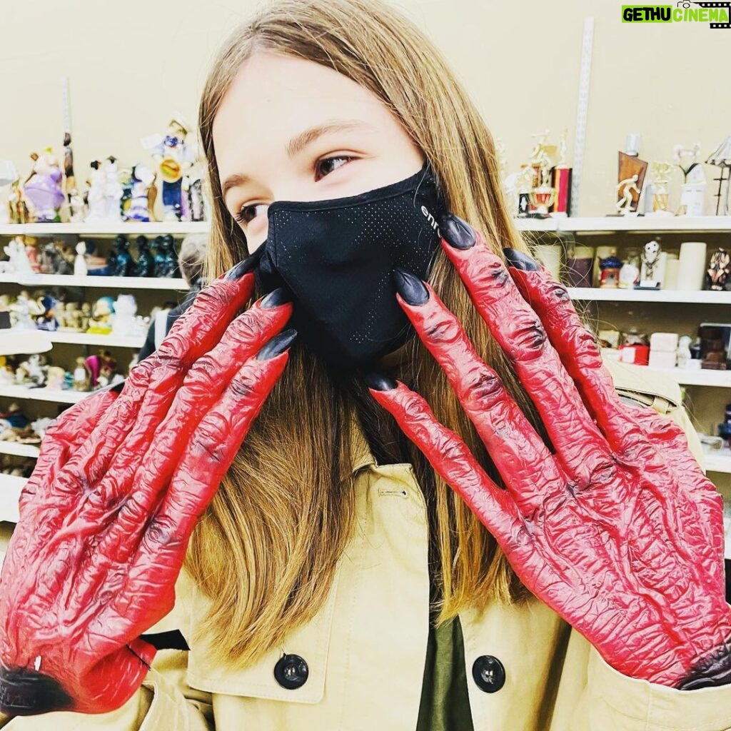 Jennifer Robertson Instagram - Finally let her get those acrylics she’s been asking for.