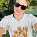 Jennifer Robertson Instagram - So happy to wake up in LA to spend the day with my @gngbts friends including @briannehowey who bought us these matching t-shirts on our trip to Joshua Tree.