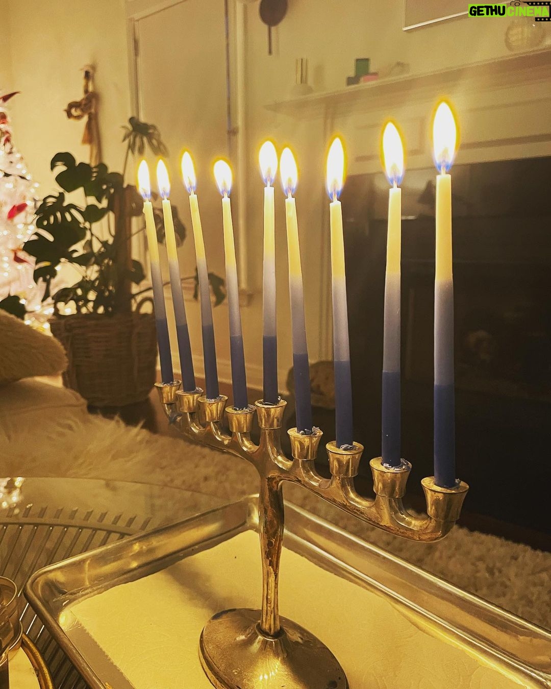 Jennifer Robertson Instagram - Dec 25th in LA 🎄 🕎