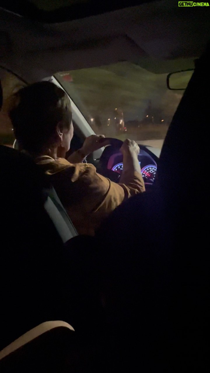 Jennifer Robertson Instagram - Post Thanksgiving dinner. Mom is the designated driver. Whatever you do โdonโt give her any directions, even if sheโs doing something crazy.โ ๐๐