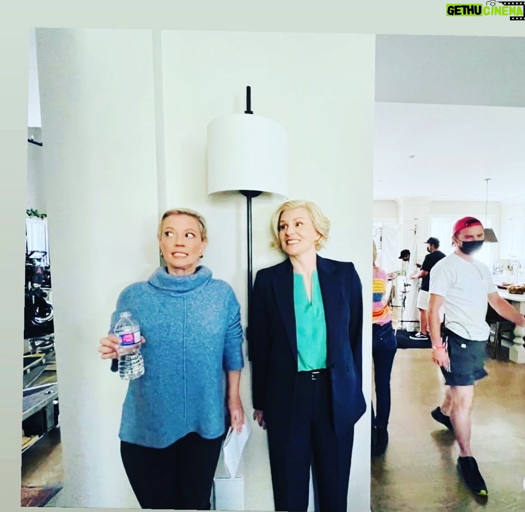 Jennifer Robertson Instagram - I think itโs obvious why we were cast as sisters. Who else would pose like this for a photo? ๐ Adore you @pattimurin thank u @thepaulaelle for the pic