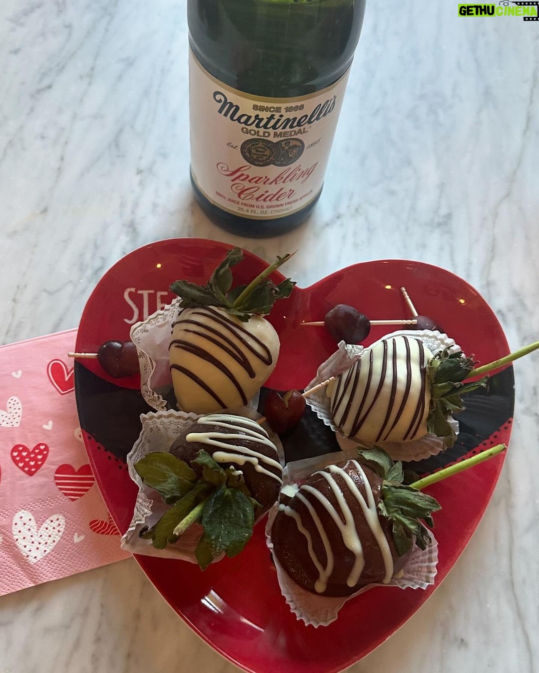 Jennifer Walcott Instagram - Happy Valentine’s Day we have a cheerleader and a snowboarder Aspen Mountain