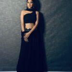Jennifer Winget Instagram - Been lit, still lit. Ready to light it up all over again tonight. So on my count, everybody say, “Ooh!”✨ #happydiwali🪔 MUA @sonamvaghani.mua Hair @hairbysharda Styling @stylingbyvictor @sohail__mughal___ Outfit @limerickofficial Accessories @nornament @papillonpublicrelations