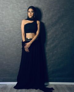 Jennifer Winget Instagram - Been lit, still lit. Ready to light it up all over again tonight. So on my count, everybody say, “Ooh!”✨ #happydiwali🪔 MUA @sonamvaghani.mua Hair @hairbysharda Styling @stylingbyvictor @sohail__mughal___ Outfit @limerickofficial Accessories @nornament @papillonpublicrelations