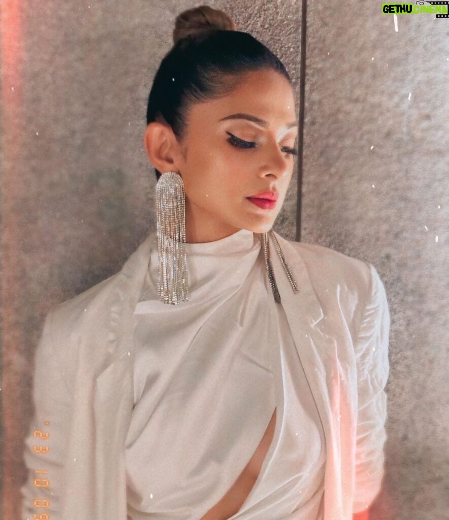 Jennifer Winget Instagram - Be not afraid of being called unfashionable. But stylish…??? Well, Thank you for the honour @brandempower.in My style avengers @sobosatan @sonamvaghani.mua @hairbysharda to the rescue!