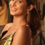 Jennifer Winget Instagram - Each festive season is made special with your loved ones. 🧡Whether it’s sharing a laugh over old memories or preparing sweets together- when you’re surrounded with your friends and family, it is in these moments where you glow the most! And @jenniferwinget1 is here to remind you of all that! ✨💖Together, we’re celebrating a festive glow that #WorksWonders! 😍🥰 #jenniferwinget #jenniferwinget1 #festive #festiveseason #foxtale #foxtaleskin #skincare #skincareindia