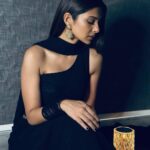 Jennifer Winget Instagram - Been lit, still lit. Ready to light it up all over again tonight. So on my count, everybody say, “Ooh!”✨ #happydiwali🪔 MUA @sonamvaghani.mua Hair @hairbysharda Styling @stylingbyvictor @sohail__mughal___ Outfit @limerickofficial Accessories @nornament @papillonpublicrelations