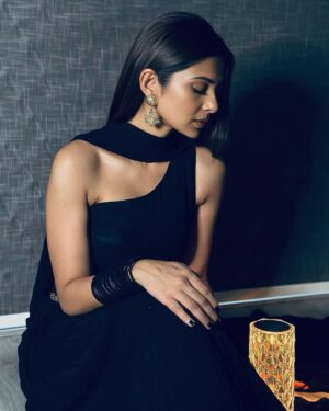 Jennifer Winget Instagram - Been lit, still lit. Ready to light it up all over again tonight. 

So on my count, everybody say, “Ooh!”✨

#happydiwali🪔

MUA @sonamvaghani.mua 
Hair @hairbysharda 
Styling  @stylingbyvictor @sohail__mughal___ 
Outfit @limerickofficial 
Accessories @nornament 
@papillonpublicrelations