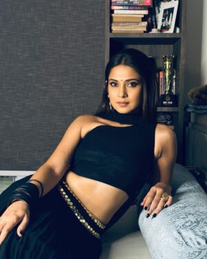 Jennifer Winget Instagram - Been lit, still lit. Ready to light it up all over again tonight. 

So on my count, everybody say, “Ooh!”✨

#happydiwali🪔

MUA @sonamvaghani.mua 
Hair @hairbysharda 
Styling  @stylingbyvictor @sohail__mughal___ 
Outfit @limerickofficial 
Accessories @nornament 
@papillonpublicrelations