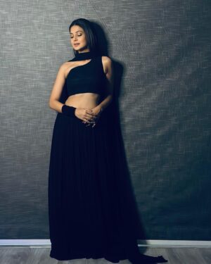 Jennifer Winget Instagram - Been lit, still lit. Ready to light it up all over again tonight. 

So on my count, everybody say, “Ooh!”✨

#happydiwali🪔

MUA @sonamvaghani.mua 
Hair @hairbysharda 
Styling  @stylingbyvictor @sohail__mughal___ 
Outfit @limerickofficial 
Accessories @nornament 
@papillonpublicrelations