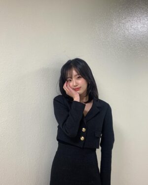 Jeon Hye-won Instagram - 🖤
.

.

.
M. @jennyhouse_ssung 
H. @jennyhouse_su.ubeen 
S. @leewengmii