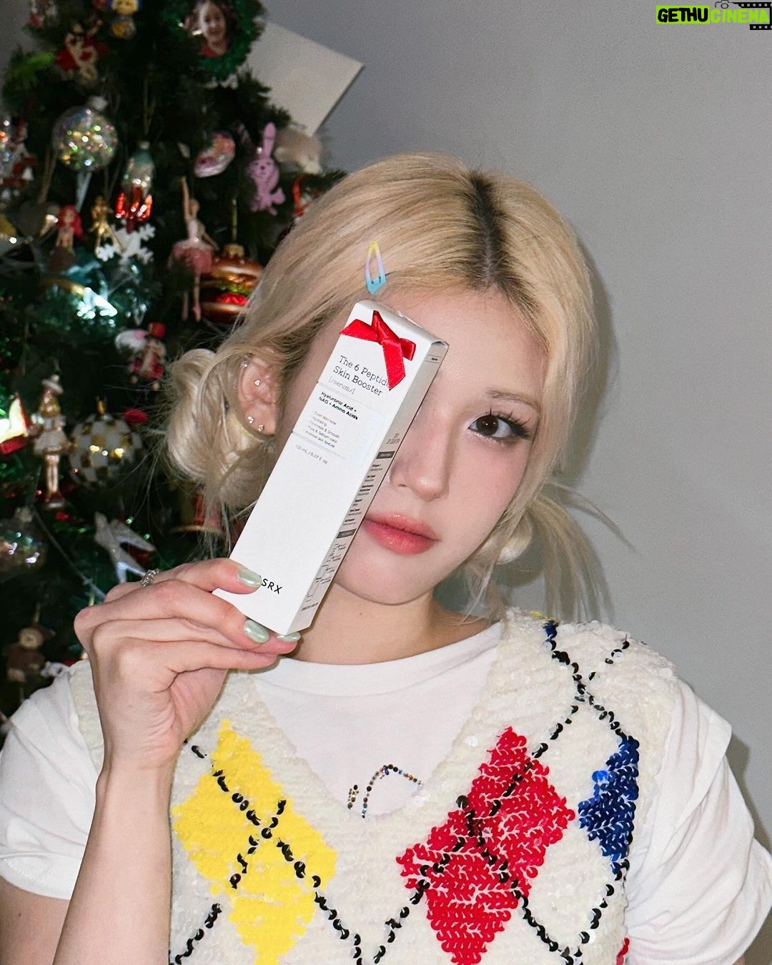 Jeon So-mi Instagram - #코스알엑스 #COSRX #더6펩타이드스킨부스팅세럼 ❄️🎄🧚🏻♀️🩵