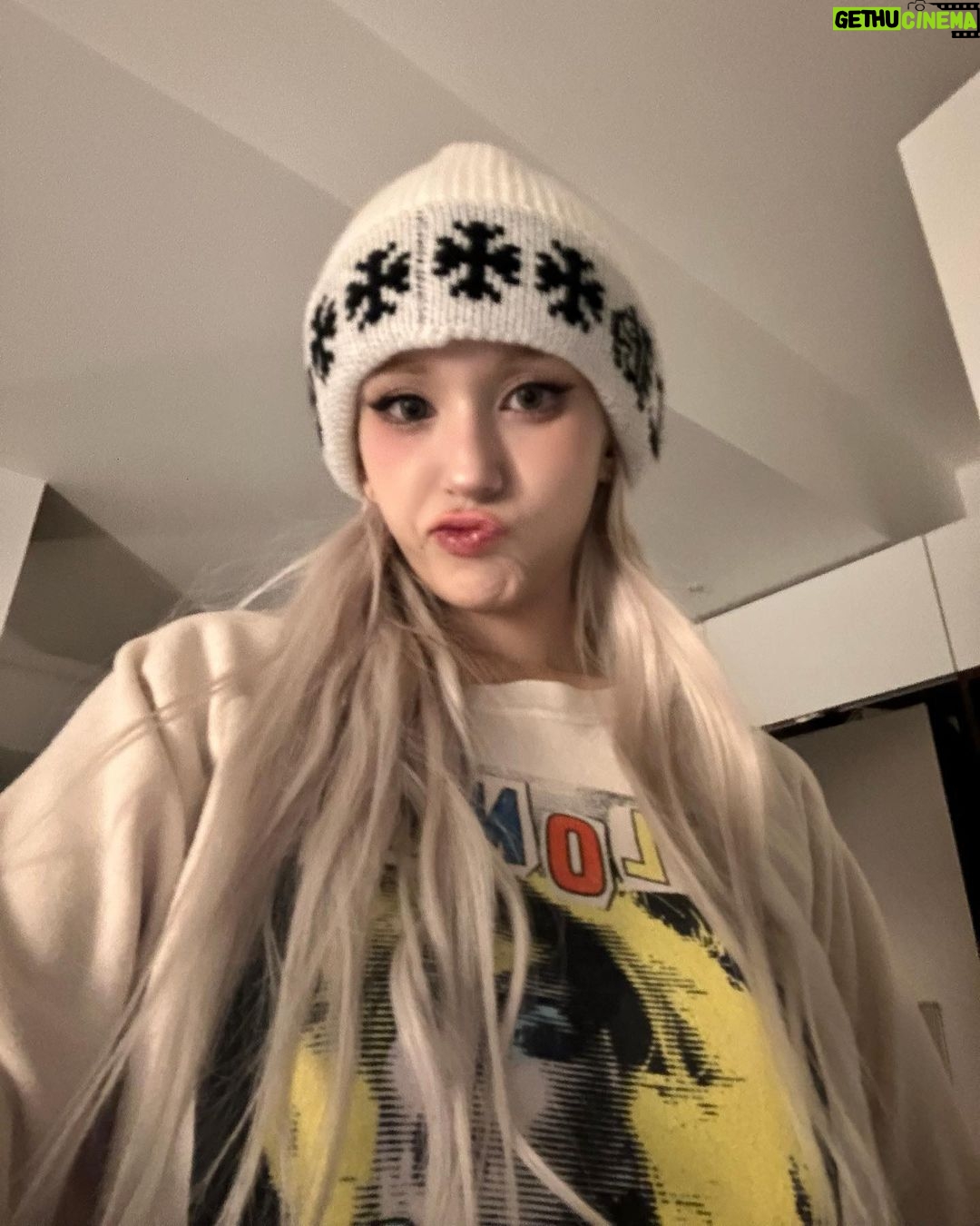 Jeon So-mi Instagram - Fluffy szn ☁️ What is ur fav winter drink