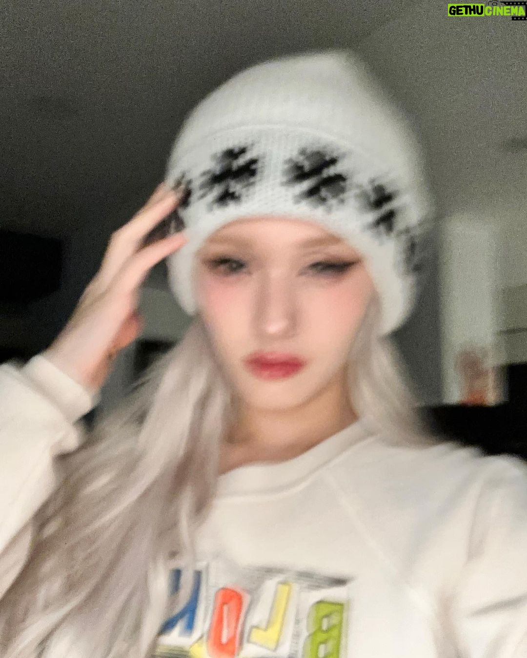 Jeon So-mi Instagram - Fluffy szn ☁️ What is ur fav winter drink
