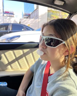 Jeon So-mi Instagram - Happy Birthday @evelyndouma 🤍
너의 중2병을 응원해 동생아🤍