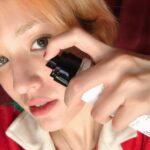 Jeon So-mi Instagram – 🤍더 6 펩타이드 스킨 부스터 세럼 🪽
스킨케어 가장 첫 단계에 사용하는 세럼! 
 요즘 제가 제일 사랑하는 제품인데여용
다음 스킨케어 제품의 효과를 끌어올려줍니댜🪩
#cosrx #the6peptideskinbooster