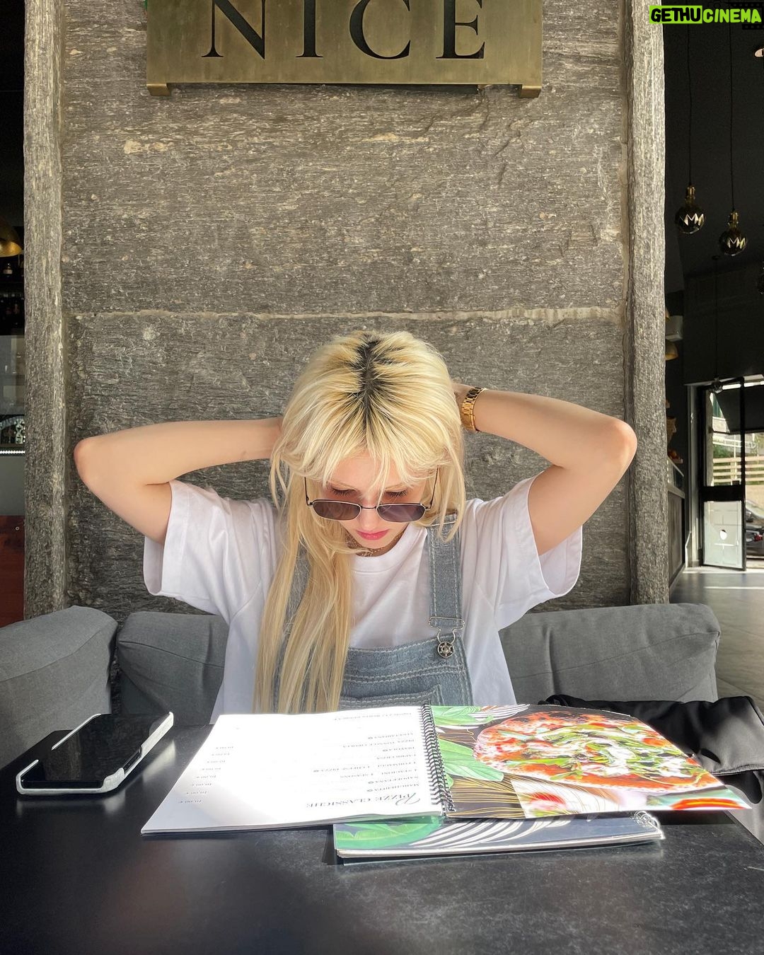 Jeon So-mi Instagram - I look like I live here