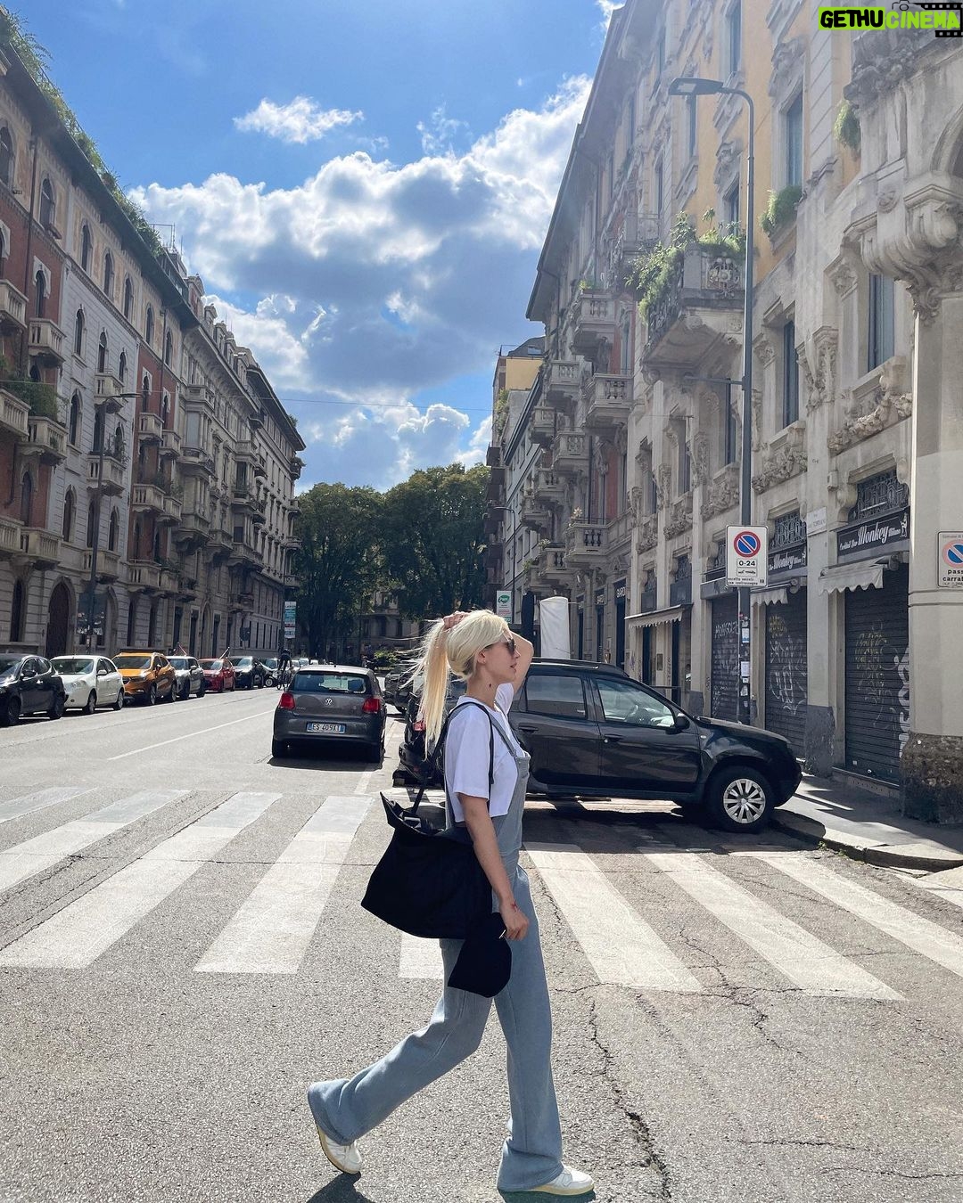 Jeon So-mi Instagram - I look like I live here