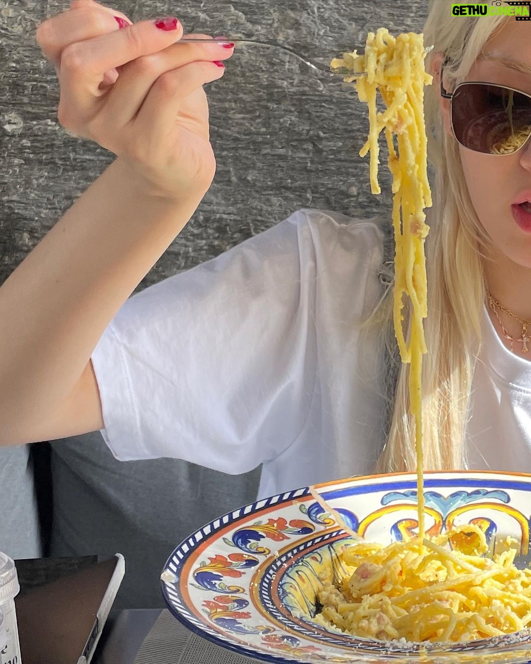 Jeon So-mi Instagram - I look like I live here