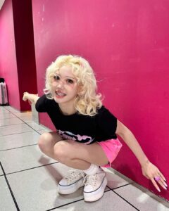 Jeon So-mi Instagram - Music core🩷 앉은것도 선것도 아녀 그게 나여