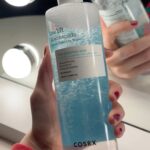 Jeon So-mi Instagram – 💦나이아신아마이드 미셀라 클렌징 워터💦
데일리 메이크업부터 진한 무대 메이크업까지 
딥 클렌징이 가능하지오🧼🫧
토너처럼 부드럽고 촉촉한 마무리감이니 부담없이 
슥삭슥삭 하기 좋은 제품입니다요..🩵
#cosrx #niacinamidemicellarcleansingwater