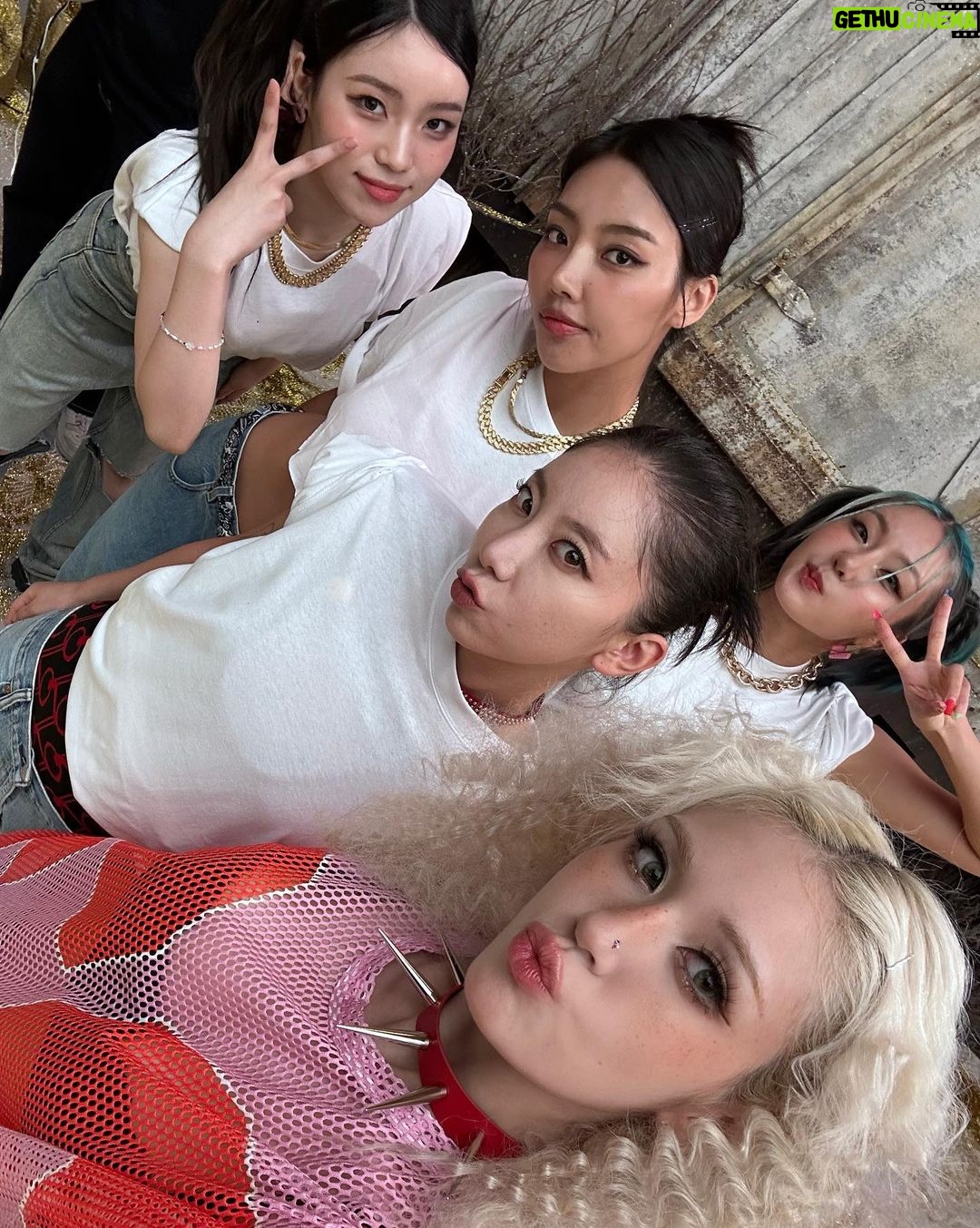 Jeon So-mi Instagram - 크크크 므므므 👩🏼🦱🦁🧡 원더케이 착장🪄