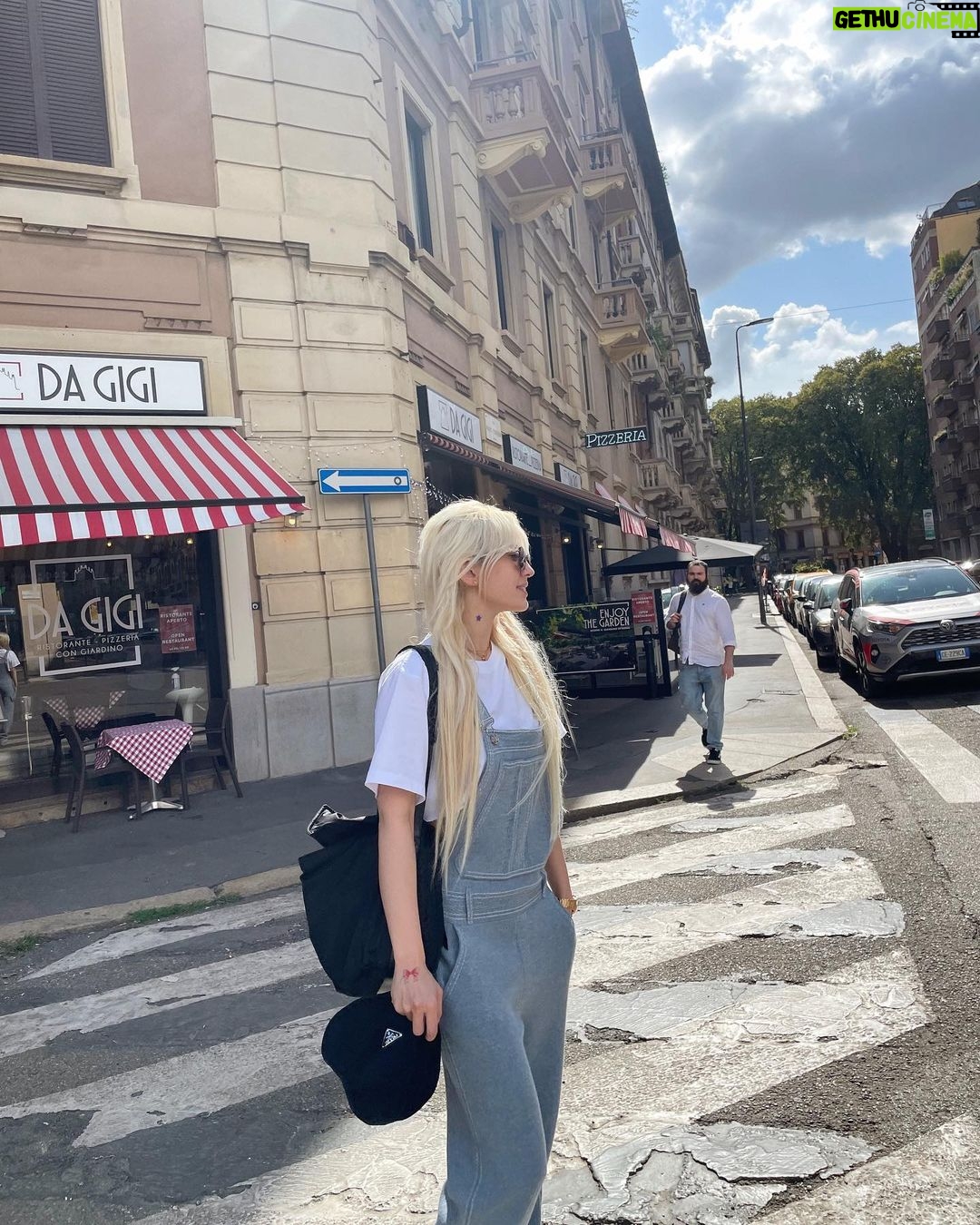 Jeon So-mi Instagram - I look like I live here