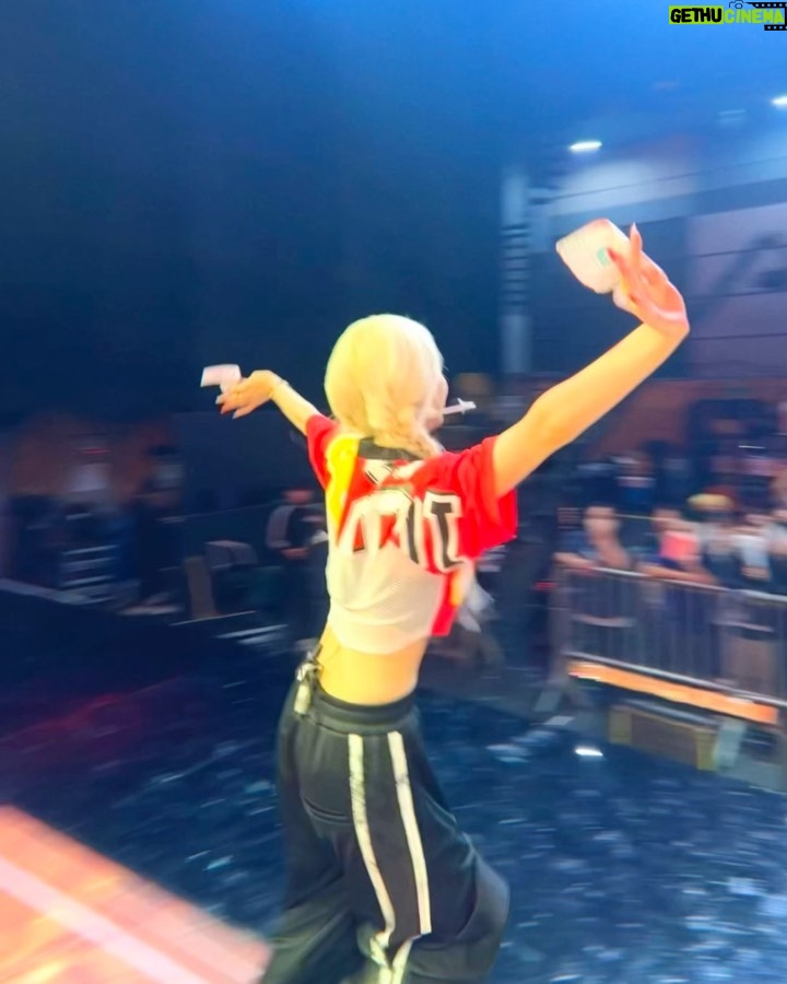 Jeon So-mi Instagram - M COUNTDOWN 💰GGG💰 ì— ì¹´ 금금금 첫방해찌롱