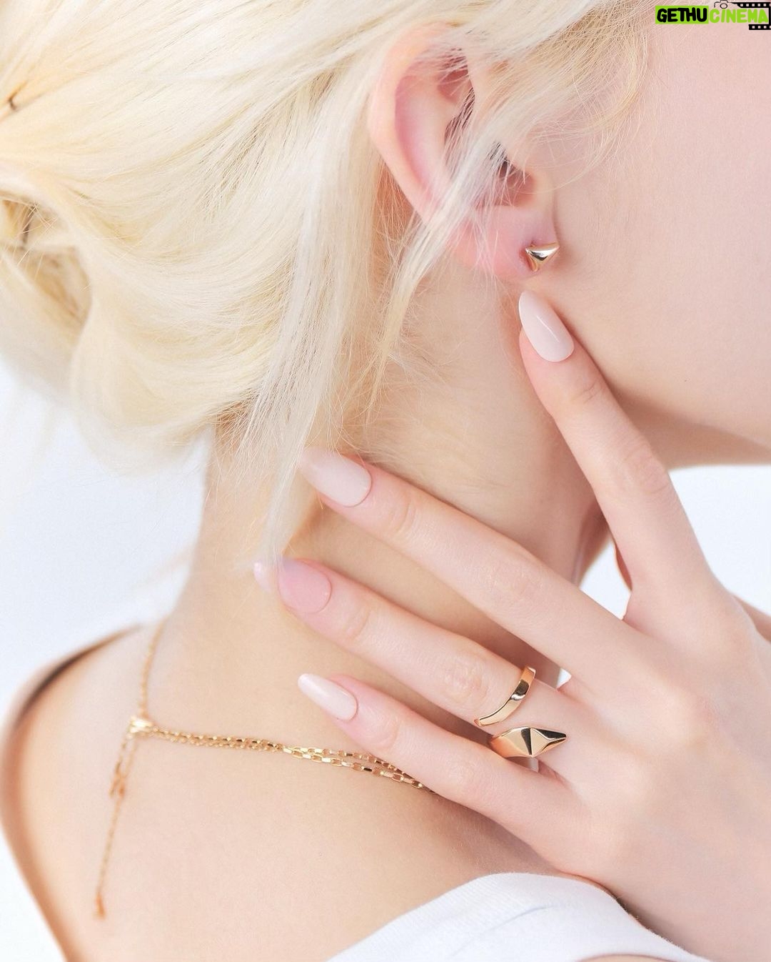Jeon So-mi Instagram - Prada Eternal Gold new jewels @prada #PradaFineJewelry 금금금era🤭