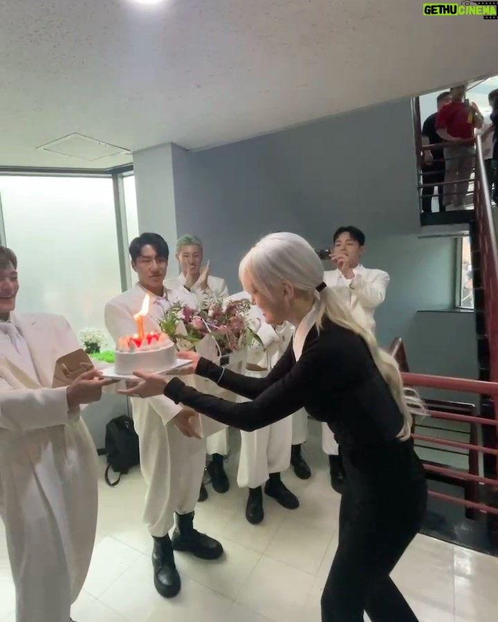 Jeon So-mi Instagram - FFW는 막방🪩 이제 뭐를 해볼까나⚱️💰⚜️💛 우리 오빠들 세상에서 제일 사랑해 Its a wrap for fast forward🩶 But IS IT.? Wrist on 🪩