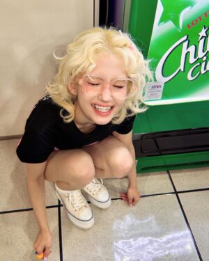 Jeon So-mi Instagram - Music core🩷 
앉은것도 선것도 아녀 그게 나여