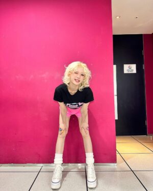 Jeon So-mi Instagram - Music core🩷 
앉은것도 선것도 아녀 그게 나여
