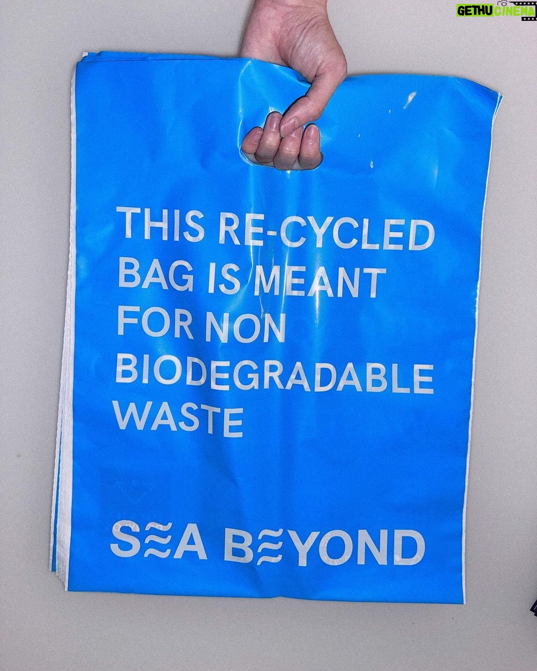 Jeon So-mi Instagram - Summer #seaBeyong with prada🧚🏻♀️ This recycled bag is meant for non-biodegradable waste💦