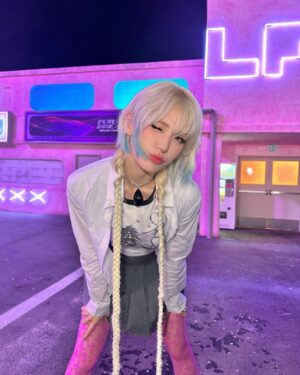 Jeon So-mi Instagram - 🌸➰😈