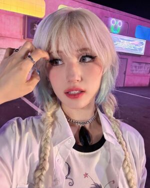 Jeon So-mi Instagram - 🌸➰😈