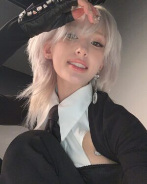 Jeon So-mi Instagram - 컴백 🦷틀남아서 신난사람이요🪩🔫!!