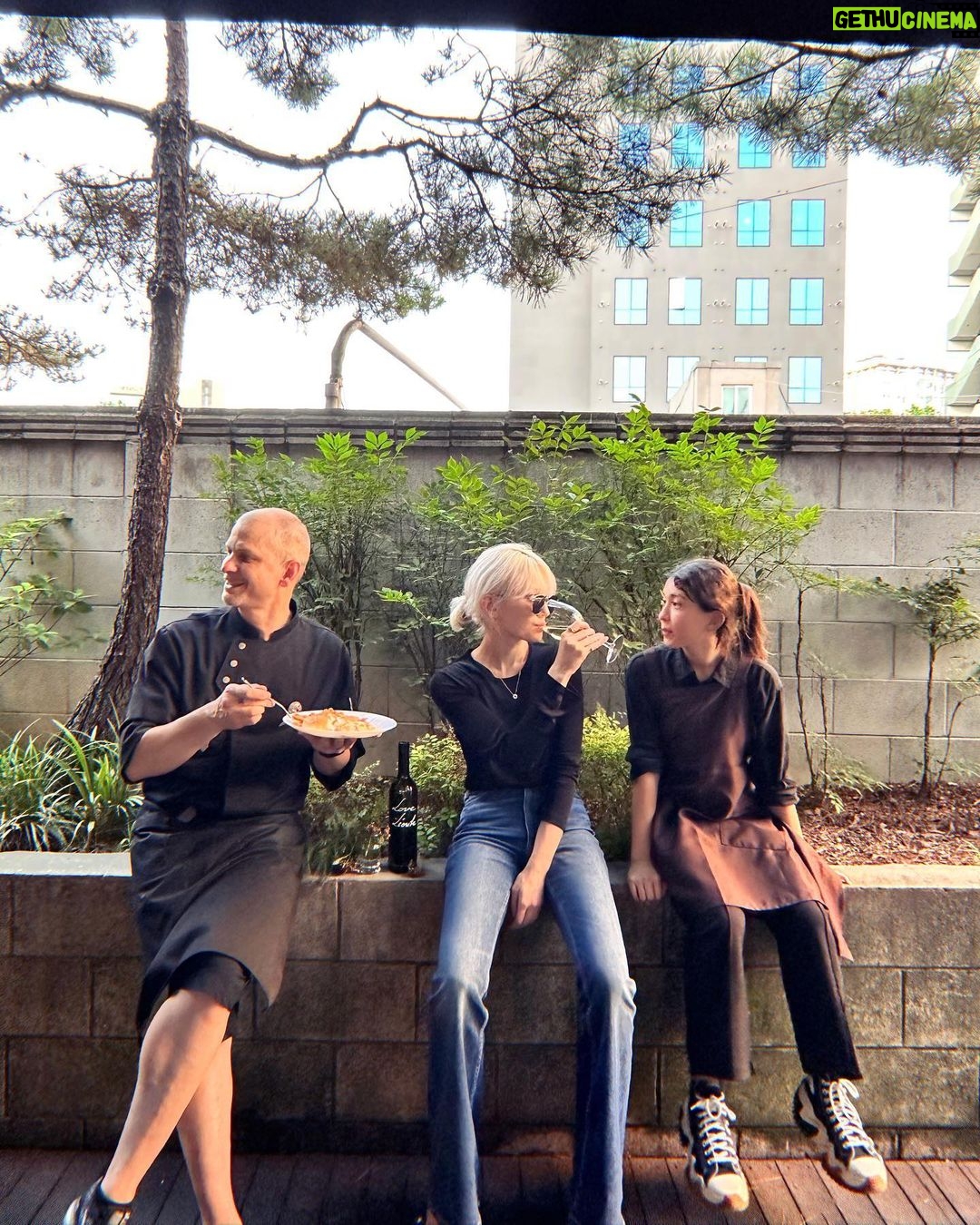 Jeon So-mi Instagram - Family reunion at @longboatsmoker 연남장