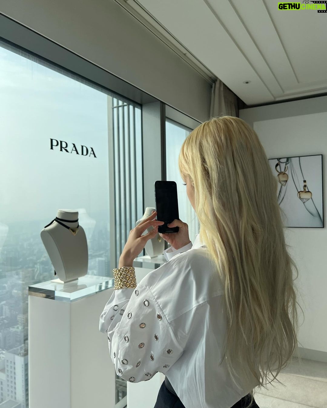 Jeon So-mi Instagram - Starting my day with #PradaEternalGold #PradaFineJewelry @prada